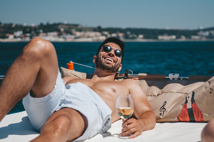 2H Lisbon Private Luxury Catamaran Tour with Welcome Drink, photograph 3