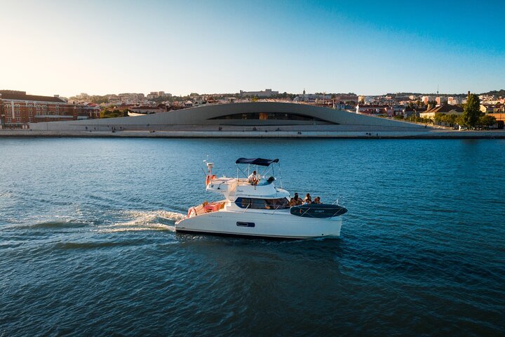 2H Lisbon Private Luxury Catamaran Tour with Welcome Drink, photograph 6