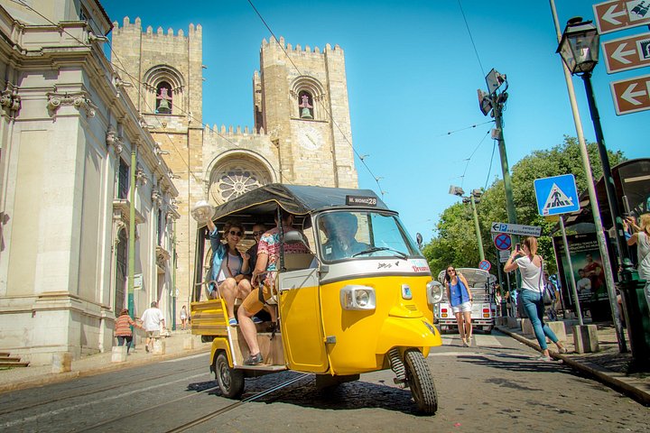 Discover the hills and historic neighborhoods of Lisbon in tuk tuk, photograph 2
