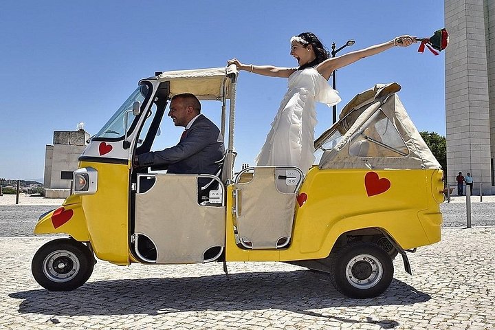 Discover the hills and historic neighborhoods of Lisbon in tuk tuk, photograph 3