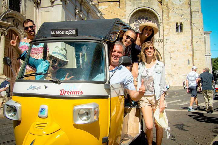Discover the hills and historic neighborhoods of Lisbon in tuk tuk, photograph 4