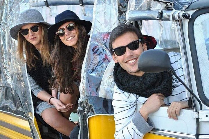 Discover the hills and historic neighborhoods of Lisbon in tuk tuk, photograph 5