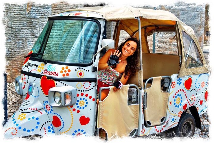 Discover the hills and historic neighborhoods of Lisbon in tuk tuk, photograph 6
