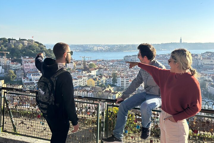 Lisbon Highlights: Private Tuk Tuk Tour Adventure Sightseeing, photograph 2