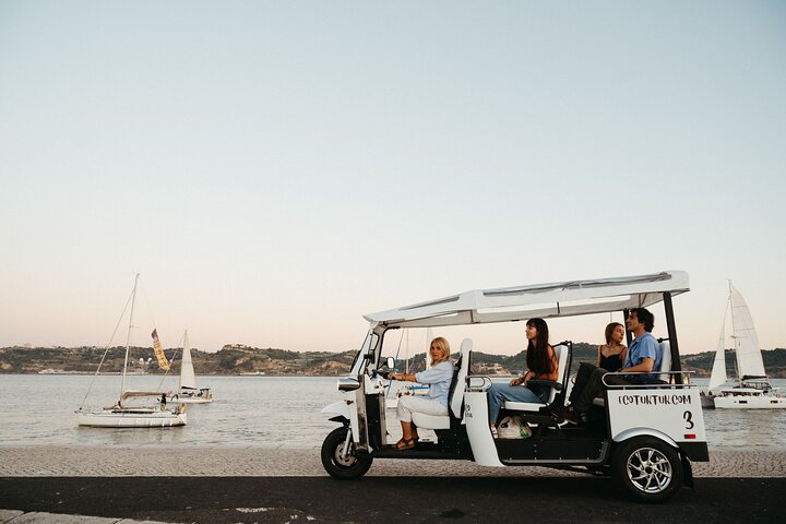 Historic Lisbon Tour in Private Eco Tuk Tuk with a Local, photograph 2