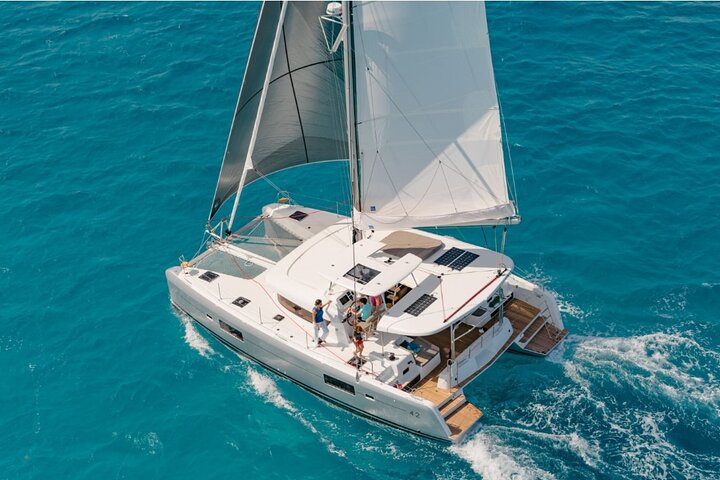 Lisbon: LUXURY Catamaran Sunset and Wine cruise, photograph 2