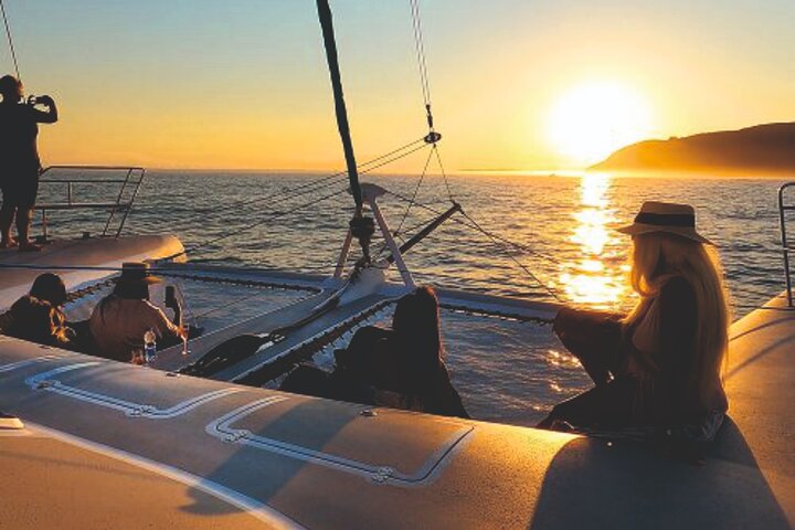 Lisbon: LUXURY Catamaran Sunset and Wine cruise, photograph 3