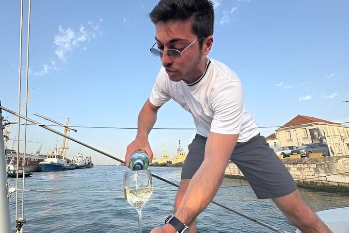 Lisbon: LUXURY Catamaran Sunset and Wine cruise, photograph 4