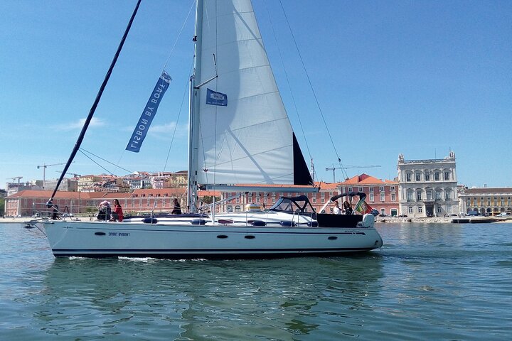 Lisbon Sailing Tour on a Luxury Sailing Yacht with 2 Drinks, photograph 3