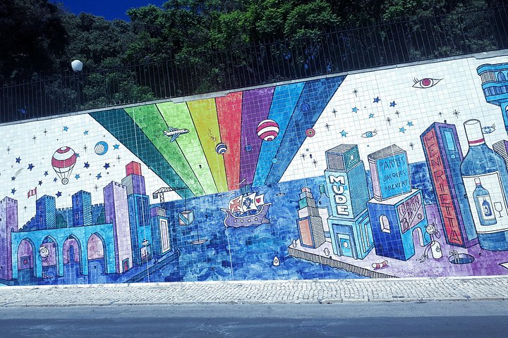 Lisbon Street Art Walk by local Street Art Collective, photograph 3