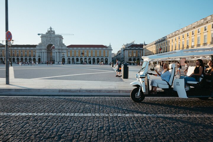 Welcome Tour to Lisbon in Private Eco Tuk Tuk with a Local, photograph 4