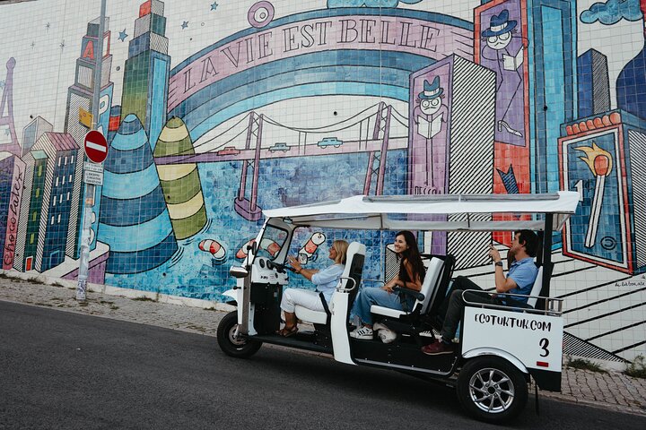 Welcome Tour to Lisbon in Private Eco Tuk Tuk with a Local, photograph 5