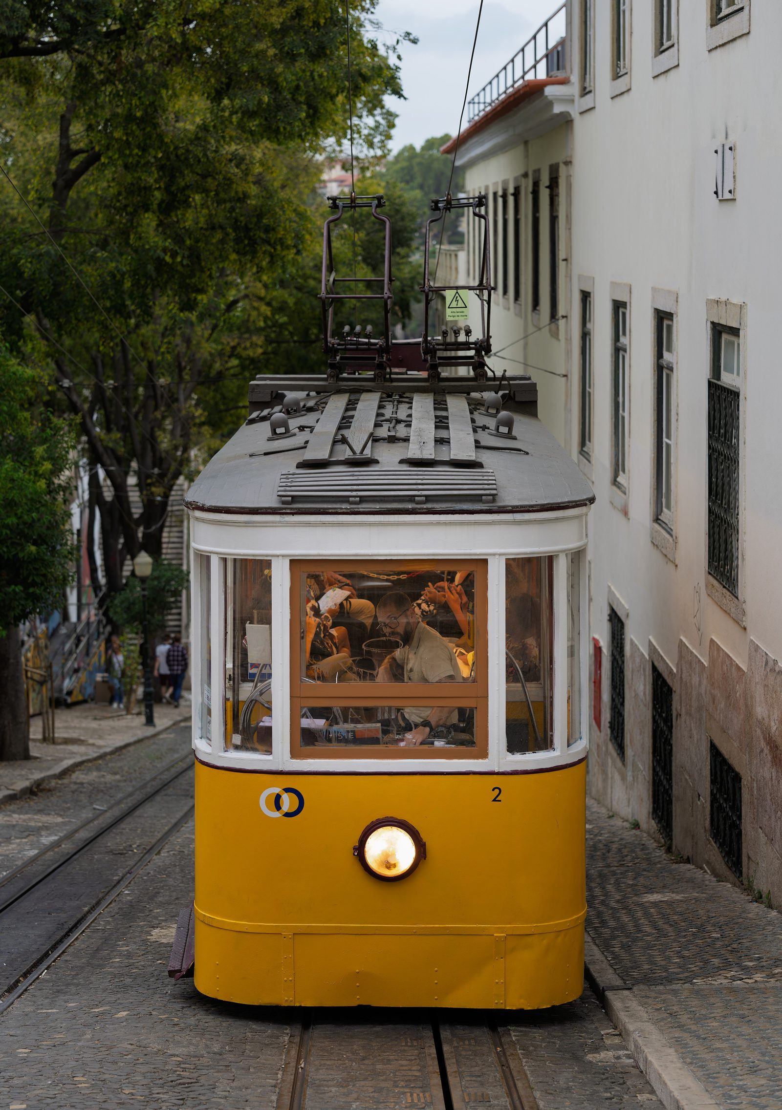 A Glória car on the climb out of Restauradores