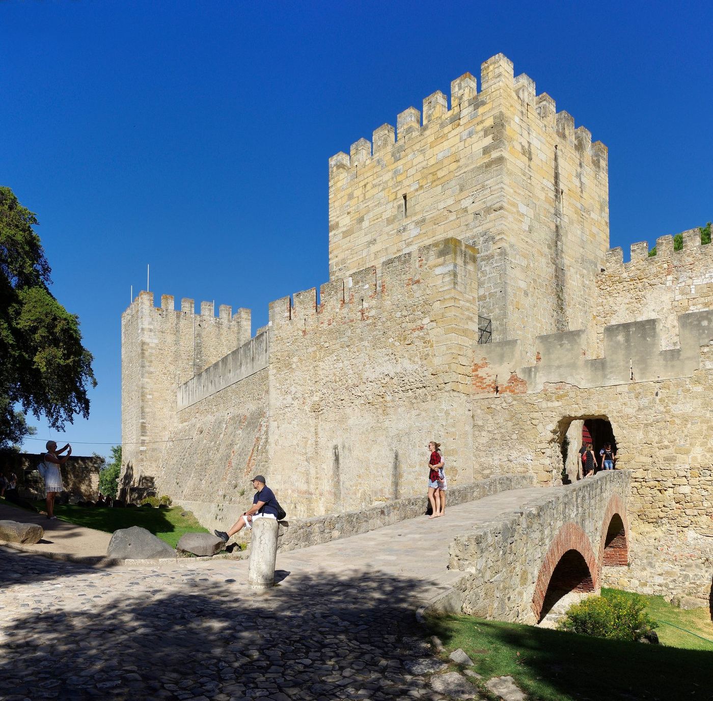 The keep and the gate inside Castelo de São Jorge