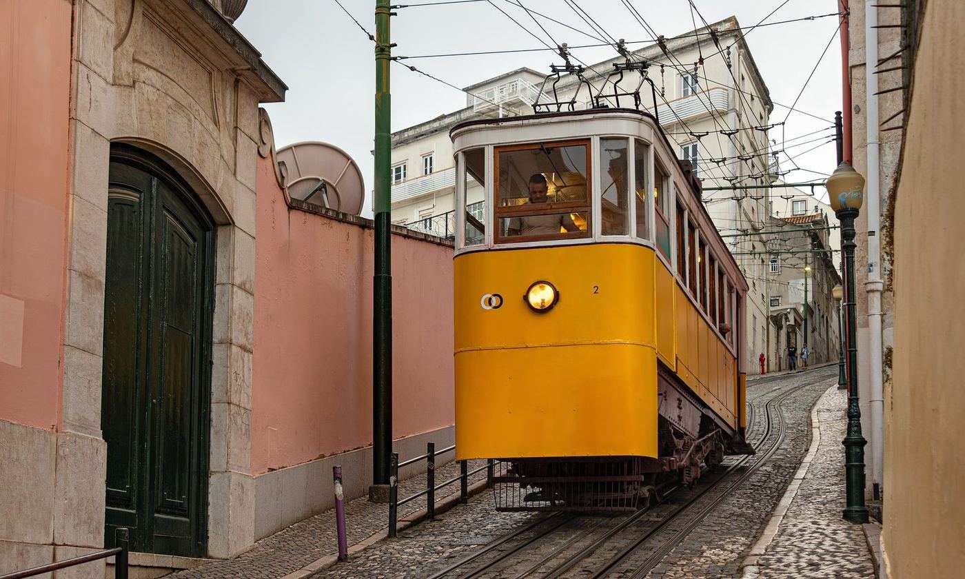 A Glória car on the climb to Bairro Alto
