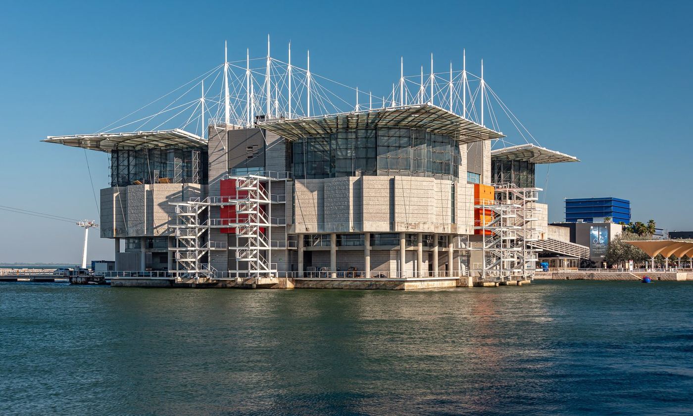 The Oceanário on its pier in Parque das Nações
